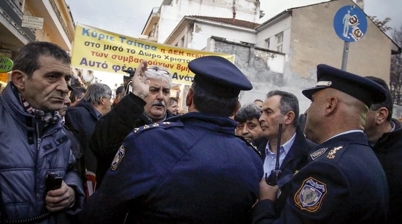 Ντου για τον Αλέξη: Ενταση και χημικά έξω από τον χώρο που θα μιλήσει ο Τσίπρας